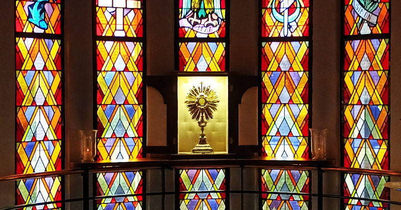 Adoration à l'église de Vannes Saint Pie X Notre-Dame de Lourdes