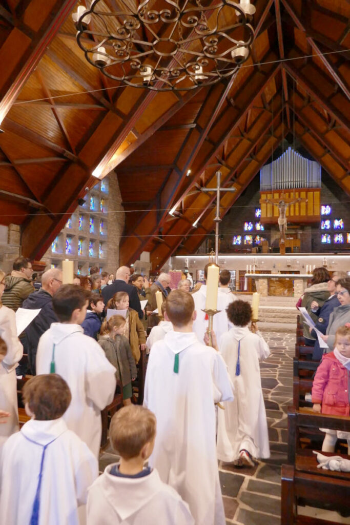 Enfants de chœur à l'église de Vannes Saint Pie X Notre-Dame de Lourdes