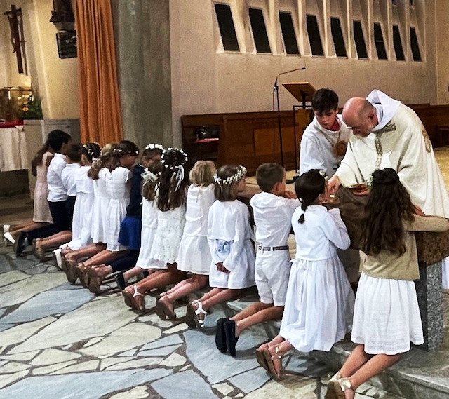 premiere communion à l'église de Vannes Saint Pie X Notre-Dame de Lourdes