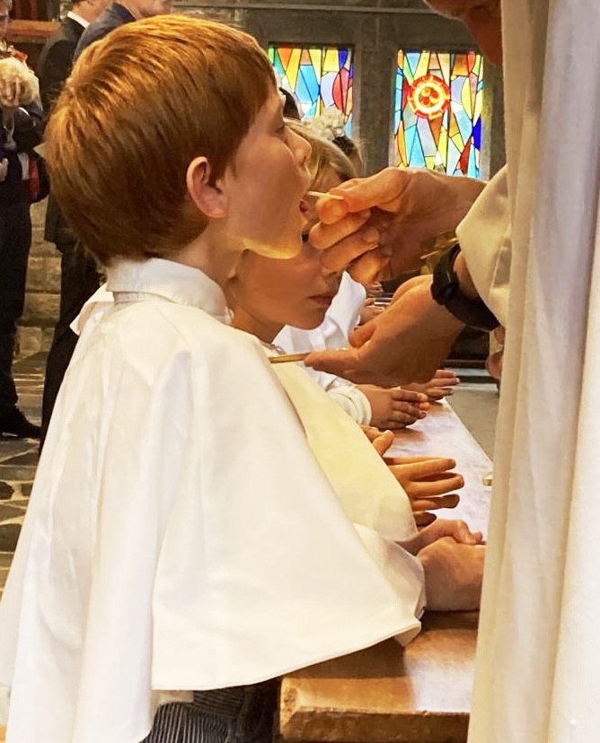 premiere communion à l'église de Vannes Saint Pie X Notre-Dame de Lourdes